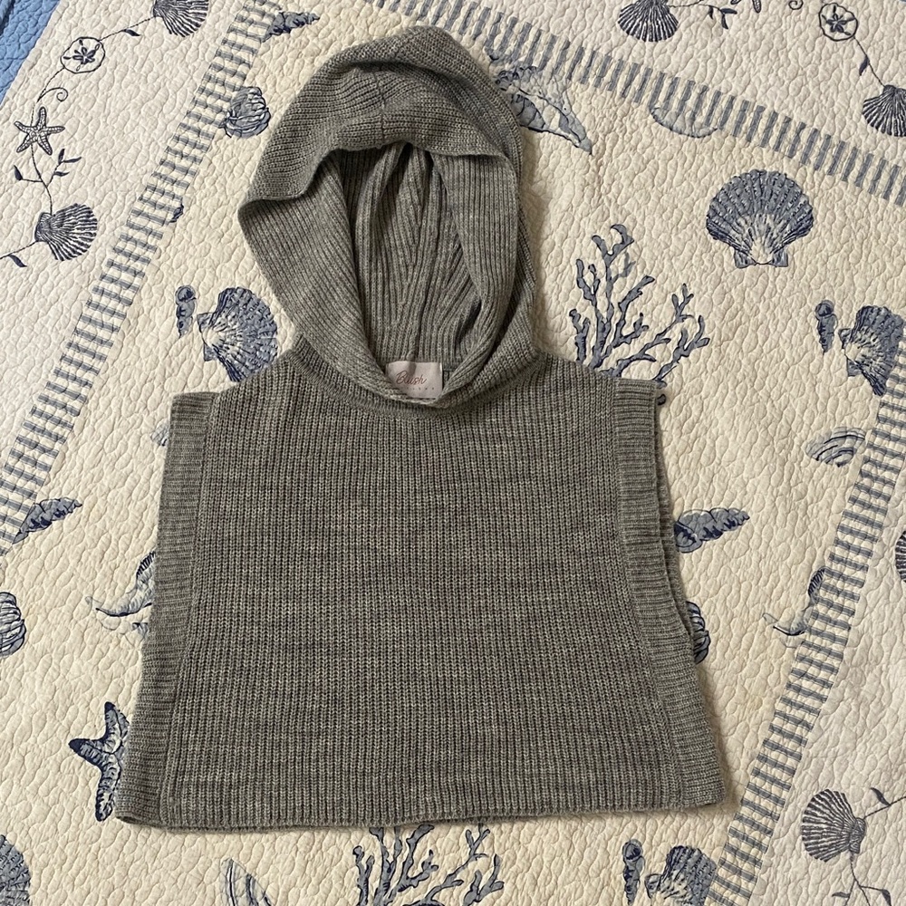 BLUSH BOUTIQUE Gray Knit Hooded Sweater Vest. Size L.